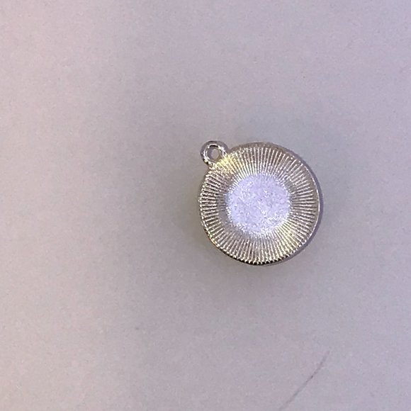 Round Hornet Pendant - Picture 2 of 3